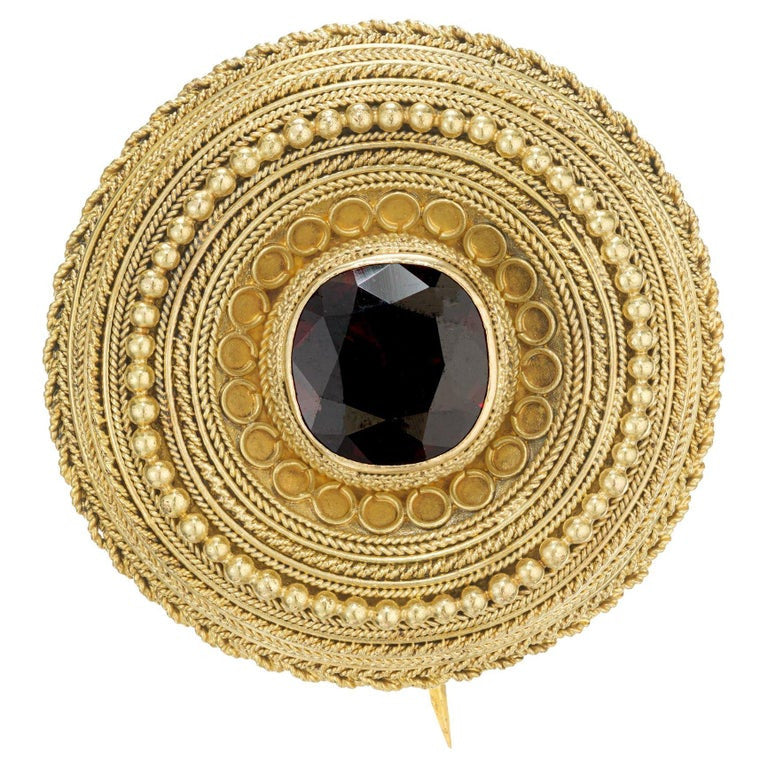 Victorian 1860 Renaissance Revival 2.20 Carat Garnet Yellow Gold Brooch