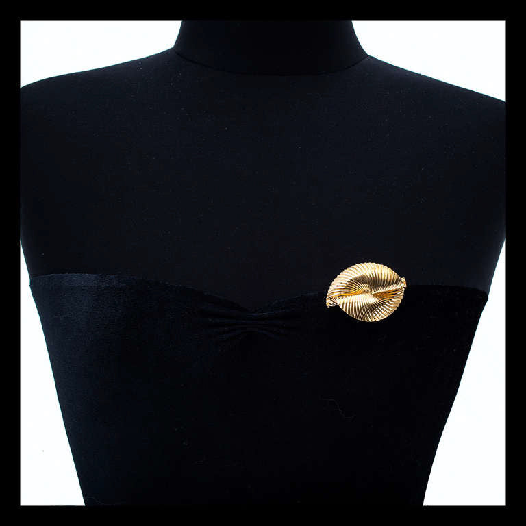 Tiffany & Co. Vintage 14k Yellow Gold Swirl Ribbon Brooch, Circa 1950 – image 5
